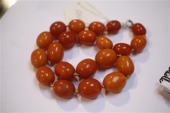 A single strand amber bead necklace, 18in.